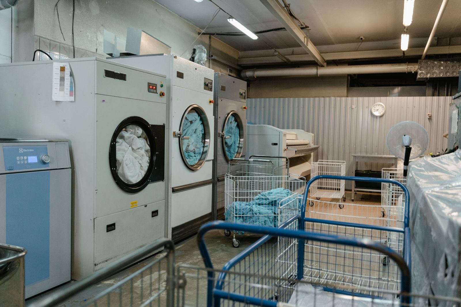 Industrial laundry with washers and laundry carts
