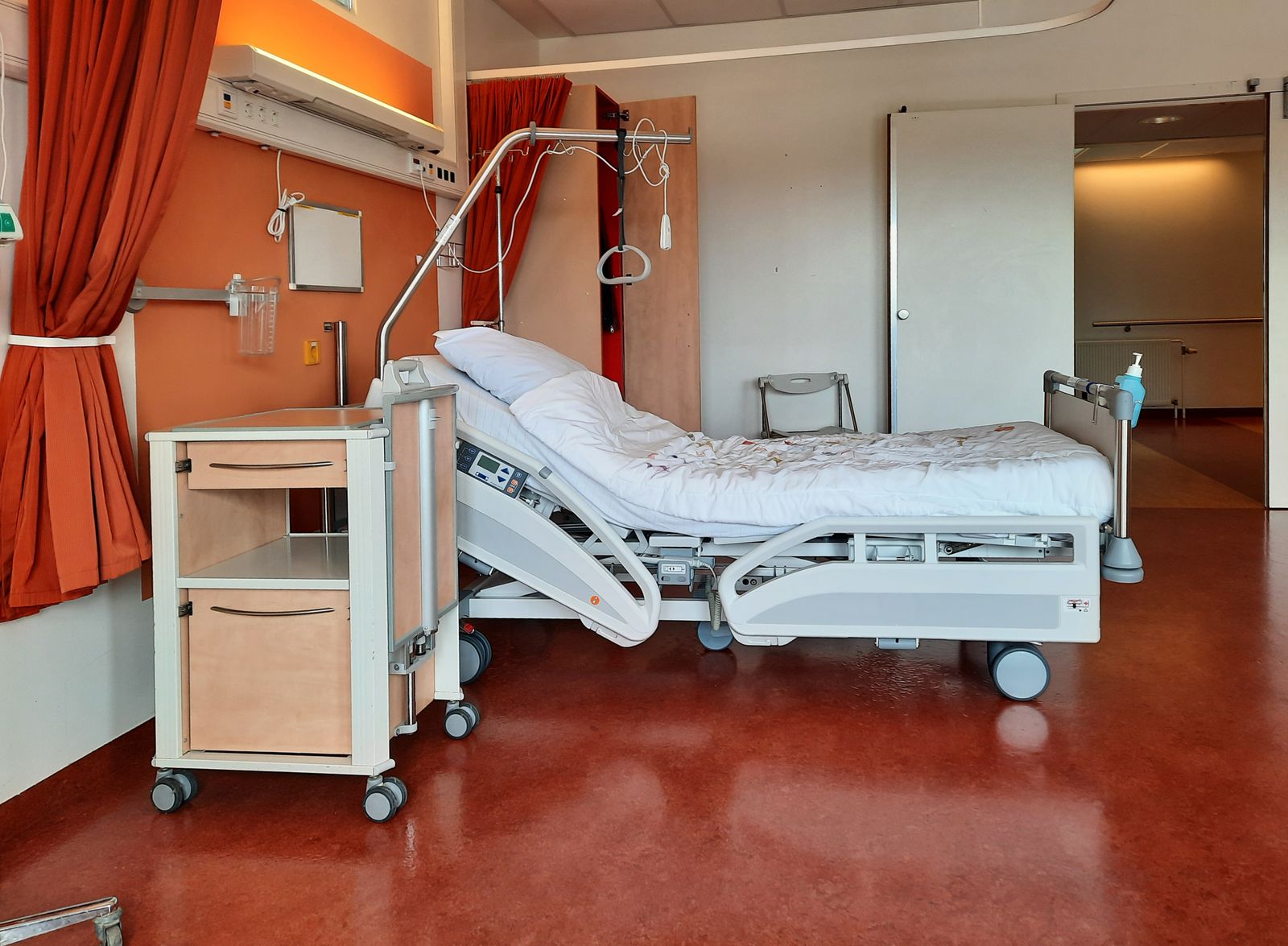Hospital patient room with an adjustable bed